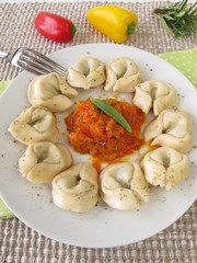 Tortelloni mit Paprikasauce