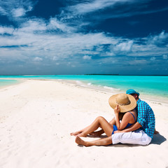 Fototapeta na wymiar Couple in blue on a beach at Maldives