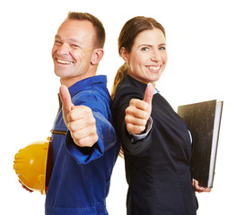 Arbeiter und Angestellte halten Daumen hoch