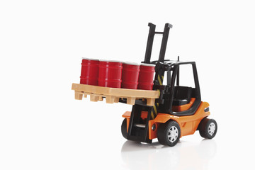 Toy Gabelstapler Tragfässer auf weißem Hintergrund