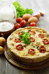 Kish with chicken, mushrooms and cherry tomatoes