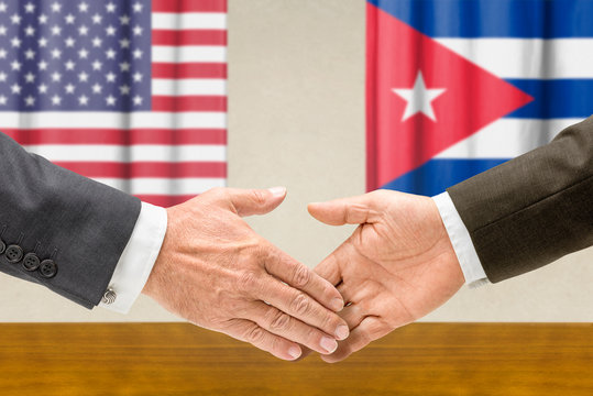 Vertreter der USA und Kubas reichen sich die Hand
