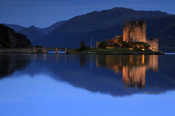 Château d'Ecosse pendant l'heure bleue: Eilean Donan