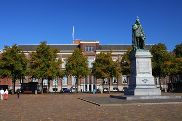 Fototapeta na wymiar Den Haag, Plein mit Statue Wilhelm v. Oranien
