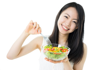 サラダを食べる女性