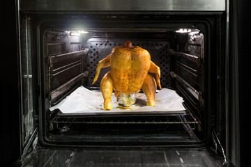 Pollo in piedi in cottura nel forno
