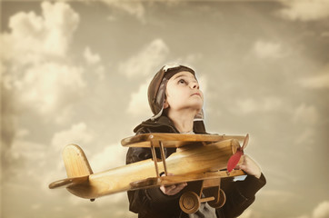 Junge mit Holzflugzeug