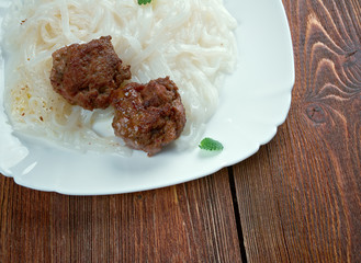 meat with vegetables and rice noodles