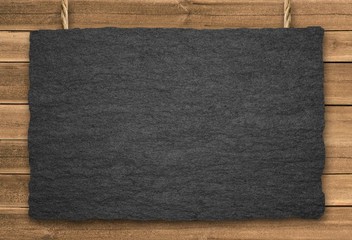Schiefertafel auf Holzwand