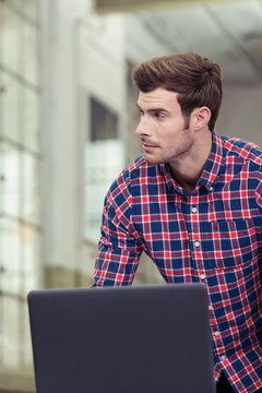 junger mann arbeitet mit laptop