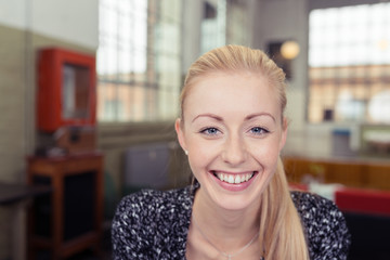 lachende blonde frau