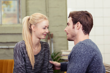 junges paar unterhält sich