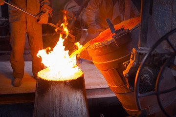 Obraz premium The molten metal in the smithy