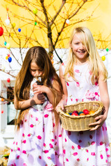 Mädchen auf Ostereiersuche und Osterhase