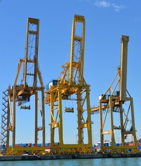 Fototapeta na wymiar Containerkräne iim Hafen von Barcelona
