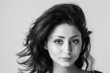 Naklejka premium Pretty woman smiling and looking black and white