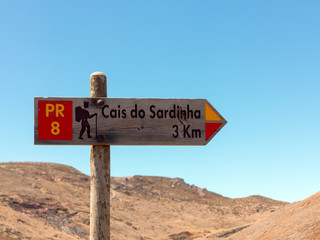 Wegweiser für Wanderer an der Ostspitze Madeiras
