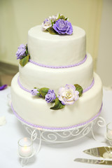Obraz na płótnie Canvas Wedding cake decorated with beautiful flowers.