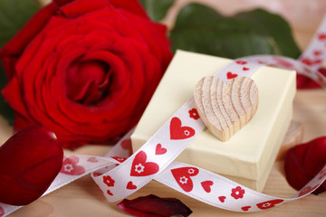 geschenk - herz - rose