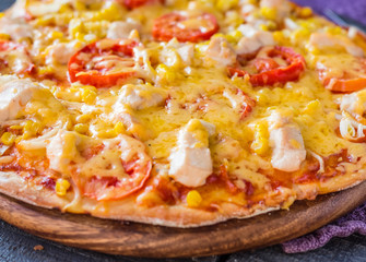 pizza with chicken, corn, tomatoes and double cheese