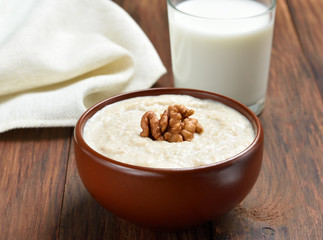 Oatmeal porridge with walnuts