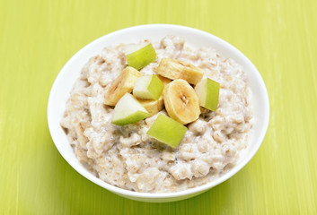Porridge with apple and bananas slices