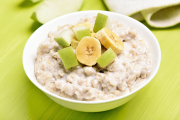 Oatmeal porridge with apples and bananas