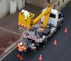 Montage des décorations urbaines de fin d'année
