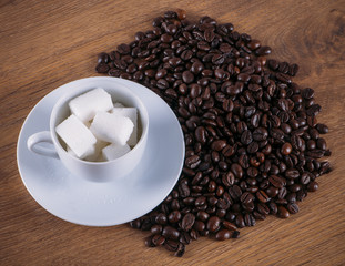 Taza de café, azúcar y granos de café