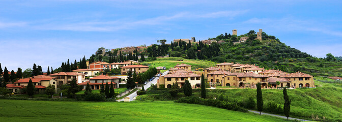Fototapeta premium The landscape around the city of Monticello