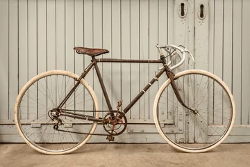 Fototapete Vintage Rennrad in einer alten Fabrik © Martin Bergsma