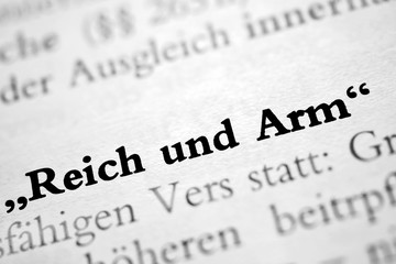 "Reich und Arm" - schwarz-wei&szlig; Text