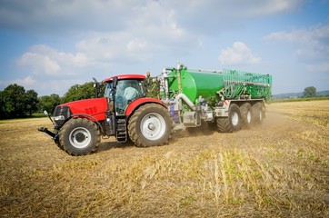 Ackerschlepper mit modernem Güllefass, Schleppschlauchtechnik