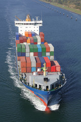Containerschiff auf dem Nord-Ostsee-Kanal
