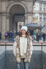 Obraz premium Beautiful young woman posing in the city streets