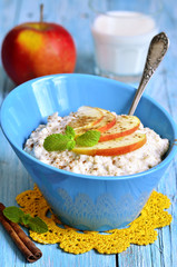Oatmeal with apple and cinnamon.