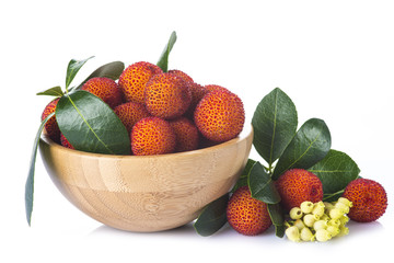 Bowl con frutas de madroño aislado sobre fondo blanco