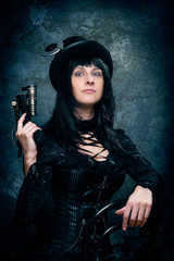 Naklejka premium lässige schönheit bewaffnet im steam punk style