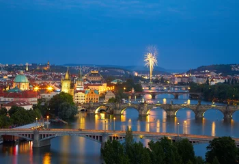 Fototapeten Prag nach Sonnenuntergang mit Feuerwerk © SJ Travel Footage