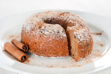 Apple and cinnamon cake