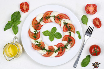 Zutaten für Caprese Salat mit Tomaten, Basilikum und Mozzarella