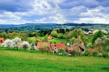 Idyllisches Dorf in der fränkischen Schweiz, vor dem Gewitter