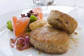 Grilled cutlet and mixed vegetables