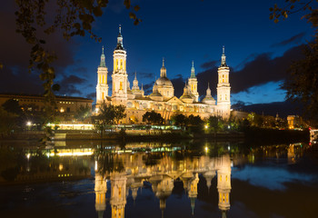 Fototapeta na wymiar Cathedral and Ebro river in evening. Zaragoza