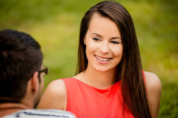 Obraz premium Young couple talking on date