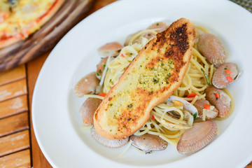 Spaghetti clams with garlic bread