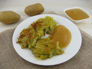 Kartoffelpuffer mit Apfelmus