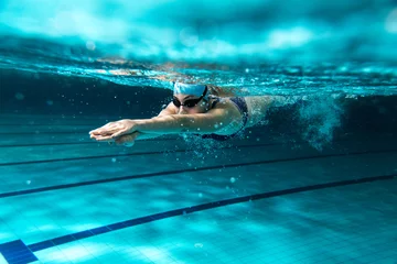 Selbstklebende Fototapete Bestsellern Sport Schwimmerin am Swimmingpool. Unterwasserfoto.
