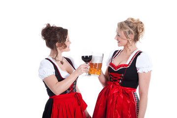 Frauen im Dirndl mit Rotwein und Bier stoßen an Porträt