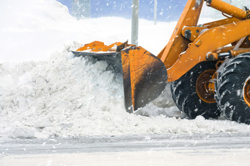 Clearing by the excavator of snow drifts - 77455380